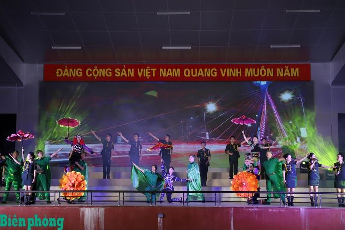 Các nghệ sĩ, diễn viên Đoàn Văn công Bộ đội Biên phòng biểu diễn tại chương trình văn nghệ chào mừng Hội thao. Ảnh: Ngọc Lâm