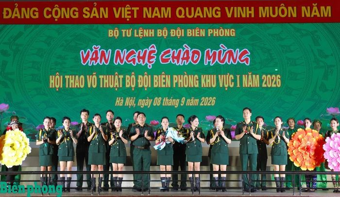 Đại tá Nguyễn Thanh Hải tặng hoa chúc mừng các nghệ sĩ, diễn viên tham gia chương trình văn nghệ. Ảnh: Ngọc Lâm