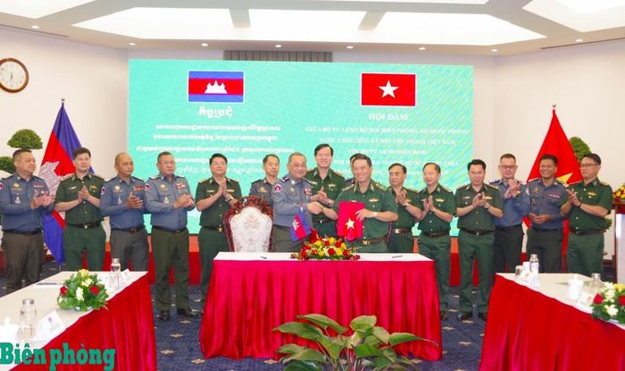Thiếu tướng Trần Ngọc Hữu, Phó Tư lệnh Bộ đội Biên phòng, Bộ Quốc phòng Việt Nam và Trung tướng Sar Sambothon, Phó Tư lệnh, Tham mưu trưởng Bộ Tư lệnh Hiến binh, Quân đội Hoàng gia Campuchia ký kết Biên bản thỏa thuận tại hội đàm. Ảnh: Lê Khoa