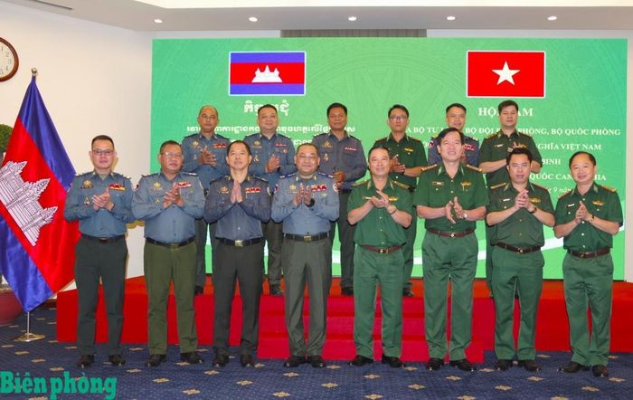 Đoàn đại biểu hai bên chụp ảnh lưu niệm sau hội đàm. Ảnh: Lê Khoa