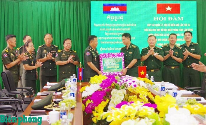 Lãnh đạo Ban Chỉ huy Bộ đội Biên phòng tỉnh Lâm Đồng tặng quà đoàn đại biểu Tiểu khu Quân sự tỉnh Mondulkiri. Ảnh: Văn Hoàn