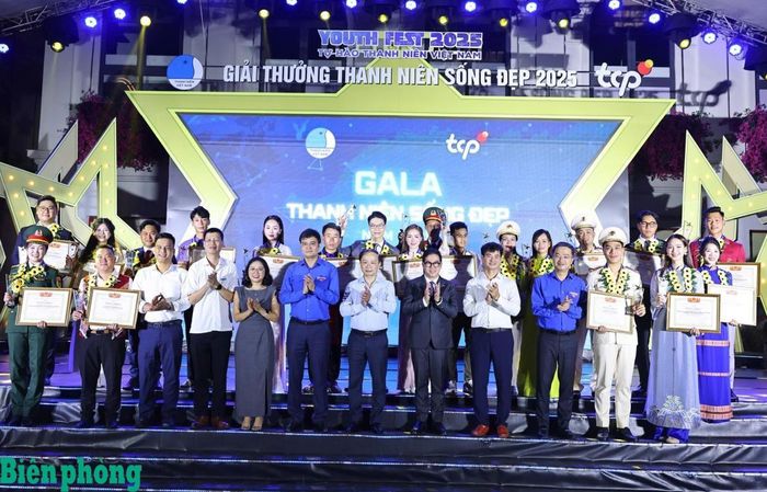 Các cá nhân tiêu biểu được trao Giải thưởng “Thanh niên sống đẹp” năm 2025 vì những đóng góp tích cực cho xã hội. Ảnh: Thùy Chi