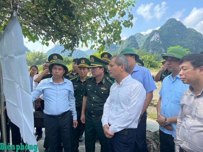 Đại diện Văn phòng Ủy ban nhân dân tỉnh Cao Bằng báo cáo quy hoạch Quảng trường Bản Giốc. Ảnh: Kim Oanh
