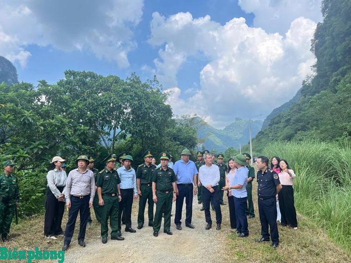 Đoàn công tác liên ngành khảo sát thực địa lối thông quan Bản Khoòng. Ảnh: Kim Oanh
