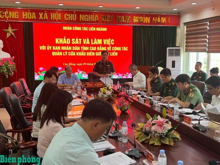 Thiếu tướng Võ Tiến Nghị, Phó Tư lệnh Bộ đội Biên phòng phát biểu tại buổi làm việc với Ủy ban nhân dân tỉnh Cao Bằng. Ảnh: Kim Oanh