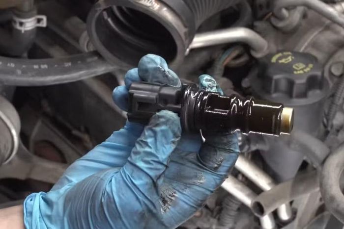 Cảm biến vị trí trục cam ô tô bị bẩn hoặc hỏng gây ảnh hưởng đến hiệu suất động cơ và khả năng khởi động xe. Ảnh: SlashGear