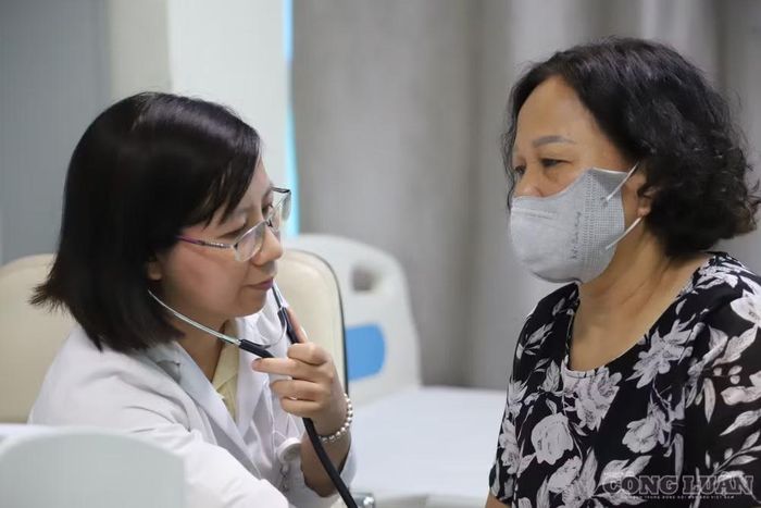 Bác sĩ Bệnh viện Thanh Nhàn thăm khám cho bệnh nhân.