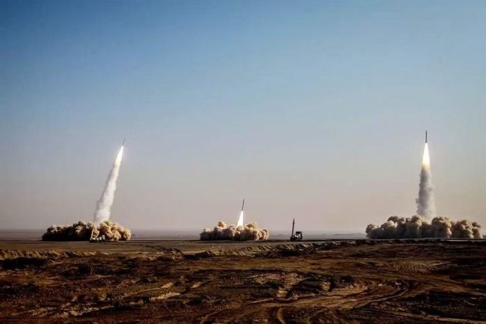 Iran phóng loạt tên lửa hạng nặng vào Jordan. Ảnh: GI