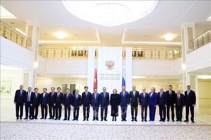 Tổng Bí thư, Chủ tịch nước Tô Lâm cùng Chủ tịch Hội đồng Liên bang (Thượng viện) Quốc hội Liên bang Nga Valentina Matvienko và các đại biểu hai nước chụp ảnh chung. Ảnh: Thống Nhất/TTXVN