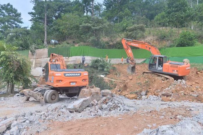 Trước đó, từ ngày 4/9, UBND xã Kim Anh huy động hàng chục người cùng máy móc, phương tiện để tổ chức cưỡng chế các trường hợp vi phạm trên địa bàn.