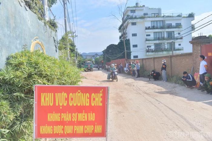 Tại hiện trường, lực lượng chức năng thực hiện cưỡng chế theo phương án đã được phê duyệt. Các quyết định cưỡng chế được công khai trước khi triển khai nhiệm vụ.