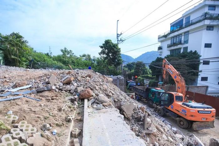 Được biết, trước thời điểm cưỡng chế, chủ công trình đã tự huy động máy xúc để phá dỡ một số hạng mục, thu hồi vật liệu và di chuyển tài sản. Đối với những hạng mục còn lại, UBND xã Kim Anh tiếp tục huy động máy móc để tổ chức phá dỡ theo phương án.