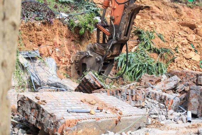 Các hạng mục trong quần thể được xây dựng kiên cố trong đất rừng được phá dỡ.