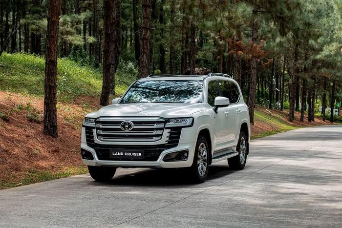 Ngoại thất Land Cruiser 300 HEV không có nhiều khác biệt so với bản thuần xăng - Ảnh: TMV