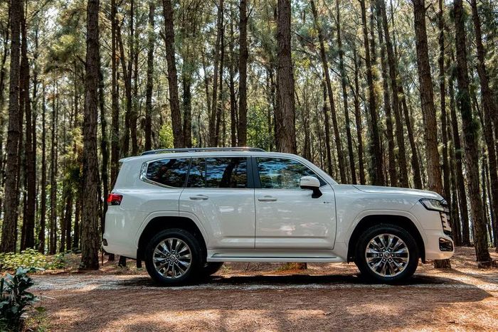 Điểm mạnh của Land Cruiser 300 HEV là hệ truyền động Hybrid Electric - Ảnh: TMV