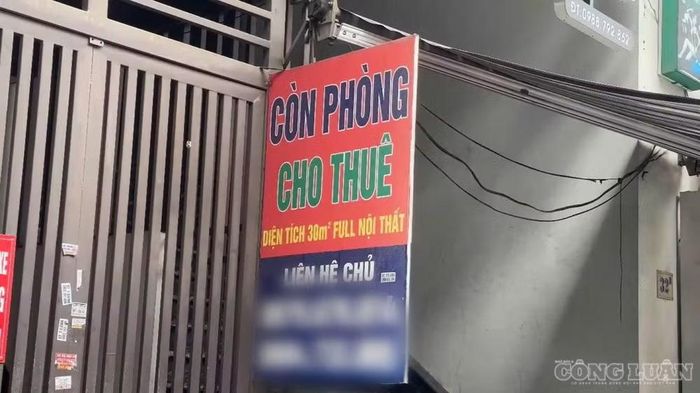 Dọc các tuyến đường gần trường học treo rất nhiều biển cho thuê phòng. Ảnh: Thu Ngân.