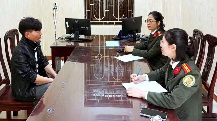 CBCS phòng Quản lý xuất nhập cảnh Công an tỉnh Ninh Bình làm việc với công dân Việt Nam. Ảnh: Công an Ninh Bình