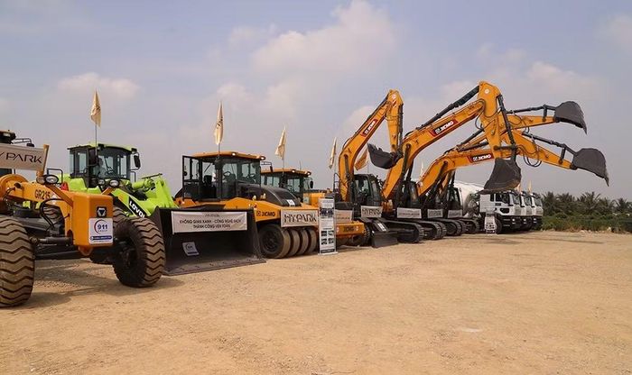Phương tiện sẵn sàng thi công dự án. Ảnh: Đào Ban.