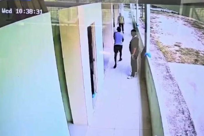 Camera an ninh ghi lại hình ảnh kẻ có vũ trang đi về phía vợ mình tại trường mẫu giáo lúc 10 giờ 38 phút sáng 9/9. Ảnh chụp màn hình