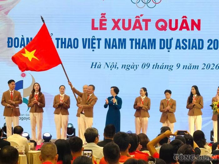 Phó Thủ tướng Chính phủ Phạm Thị Thanh Trà (áo xanh) trao cờ, chúc Đoàn Thể thao Việt Nam hoàn thành xuất sắc nhiệm vụ được giao.