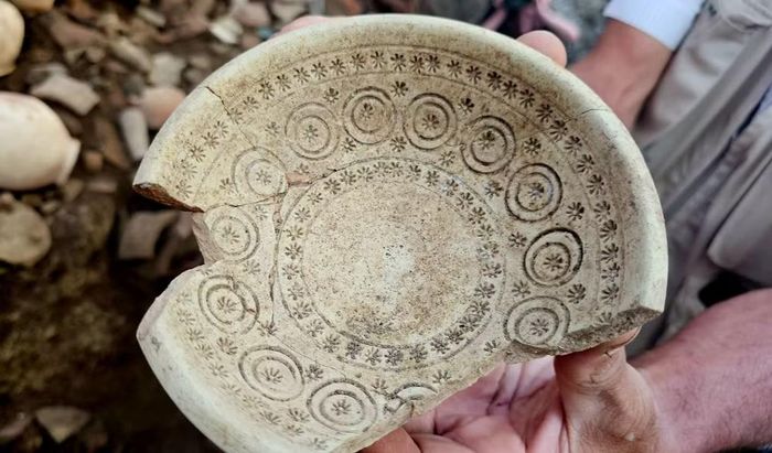 Một hiện vật được khai quật. Ảnh: X/shpapuashvili