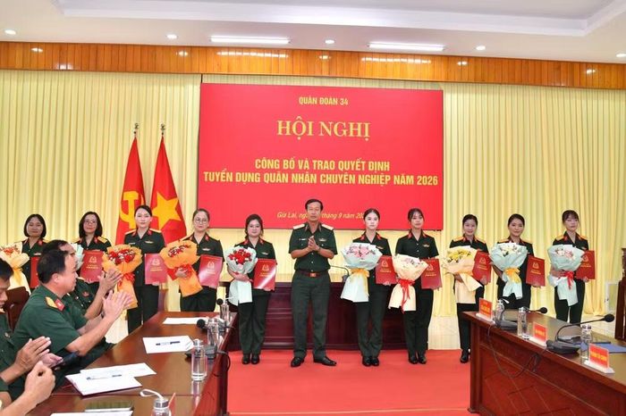 Dịp này, Bộ Tư lệnh Quân đoàn 34 cũng công bố và trao quyết định tuyển dụng QNCN cho 24 cán bộ, chiến sĩ (Quân đoàn 34)