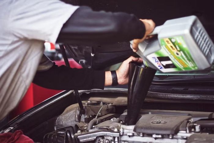 Việc thay dầu động cơ định kỳ giúp bảo vệ xe vận hành êm ái, tránh hư hỏng nghiêm trọng do dầu cũ mất tác dụng. Ảnh: Theautowire