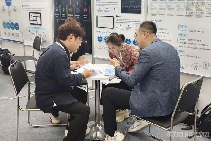 Doanh nghiệp có cơ hội được tiếp cận với người tiêu dùng thông minh. Ảnh: Lê Hoa.