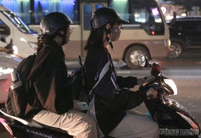 Người dân di chuyển trên đường phải mặc thêm áo khoác mỏng.