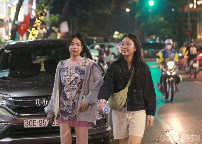 Tại Hà Nội, trong tối 9/9 và ngày 10/9 có mưa, mưa rào và rải rác dông, cục bộ có nơi mưa to. Từ ngày 10/9, thời tiết Thủ đô chuyển mát. Đợt không khí lạnh này được xem là đợt không khí lạnh đầu tiên ảnh hưởng đến miền Bắc trong mùa Đông 2026-2027, khiến nền nhiệt Hà Nội giảm và thời tiết chuyển sang trạng thái mát mẻ hơn.