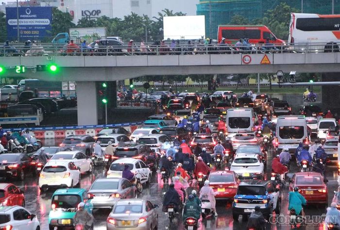 Tại đường Hồ Tùng Mậu, đoạn hướng ra ngã tư Phạm Hùng - Xuân Thuỷ và chiều ngược lại, lượng phương tiện tăng cao, giao thông ùn ứ.