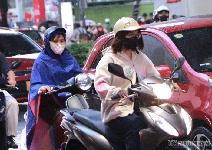 Mưa đúng thời điểm tan tầm khiến việc di chuyển của người dân gặp nhiều khó khăn. Theo một số người dân di chuyển qua đường Hồ Tùng Mậu, mưa xuất hiện đúng lúc tan ca khiến quãng đường về nhà kéo dài hơn bình thường.