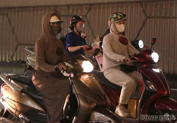 Nhiều người dân di chuyển trên đường cho hay, những ngày trước thời tiết Hà Nội vẫn khá nóng, nhưng chiều nay cảm nhận rõ sự thay đổi khi mưa kèm gió xuất hiện.