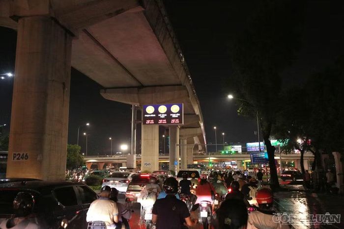 Mật độ giao thông rất cao lúc 19h30' tối 9/9.