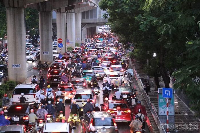 Ùn tắc kéo dài dọc tuyến đường Xuân Thuỷ - Cầu Giấy.