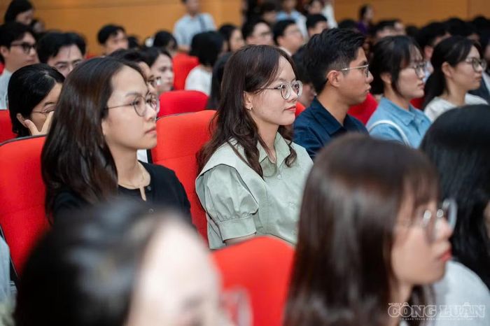 Hơn 780 thí sinh tập trung tại hội trường lớn trường Đại học Y Hà Nội để dự "Match Day" - ngày đăng ký chuyên ngành bác sĩ nội trú.