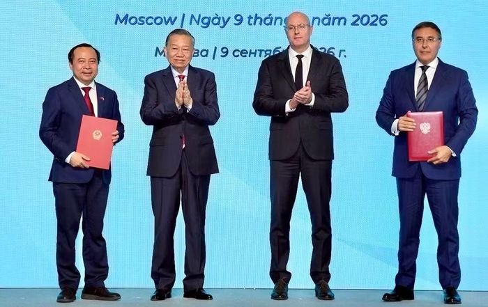Tổng Bí thư, Chủ tịch nước Tô Lâm và Phó Thủ tướng Nga Dmitry Chernyshenko chứng kiến trao thỏa thuận hợp tác giữa hai nước - Ảnh: Bộ Khoa học và Công nghệ.