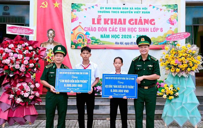 Đoàn công tác Bộ đội Biên phòng tỉnh do Đại tá Nguyễn Đình Mạnh, Phó Chỉ huy trưởng (bìa trái) làm trưởng đoàn đến dự khai giảng năm học 2026 - 2027 và trao tiền học bổng, hỗ trợ đỡ đầu cho 02 em trong Chương trình “Nâng bước em tới trường - Con nuôi đồn Biên phòng” tại Trường THCS Nguyễn Viết Xuân, xã Hòa Hội, tỉnh Tây Ninh (ảnh: Đinh Quân)