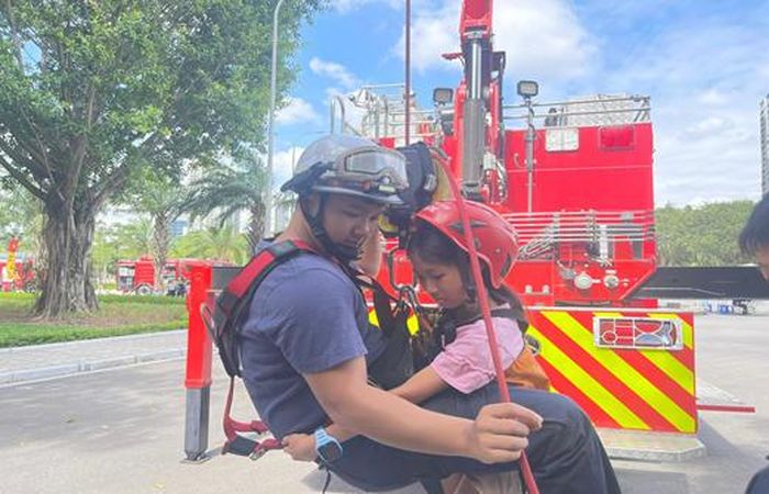 Các cháu nhỏ tham gia trải nghiệm