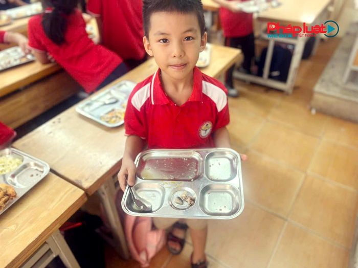 Học sinh ăn hết xuất cơm bán trú tại Trường Tiểu học Đỗ Ngọc Du (ảnh phụ huynh chụp)