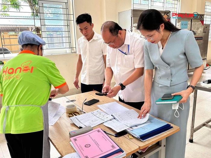 Đoàn công tác kiểm tra đột xuất tại Trường THCS Đỗ Ngọc Du
