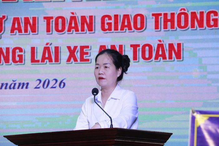 Bà Đàm Thị Ngọc Ngà – Phó hiệu trưởng Trường Đại học Nghệ An phát biểu hưởng ứng chương trình.