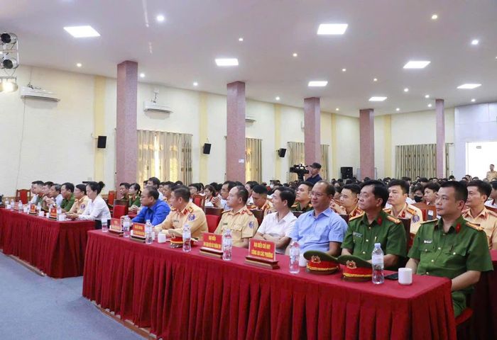 Đại diện phòng CSGT Công an tỉnh Nghệ An và các đơn vị liên quan.