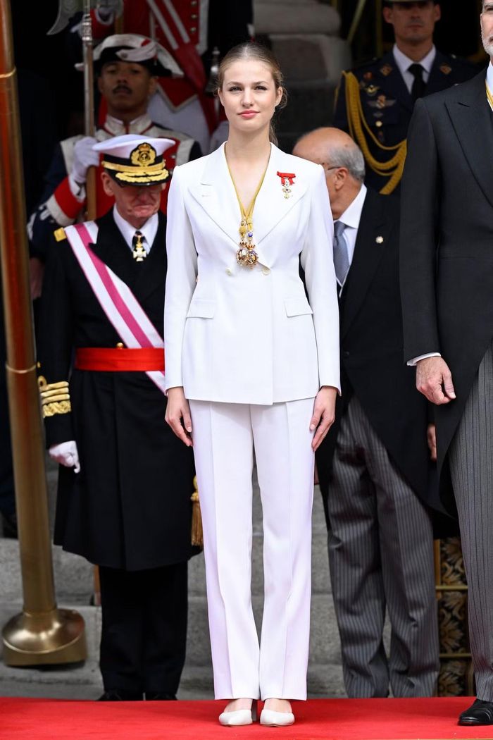 Công chúa Leonor sinh ngày 31/10/2005, là con trưởng của Vua Felipe VI và Vương hậu Letizia. Cô đứng đầu trong danh sách kế vị ngai vàng của Hoàng gia Tây Ban Nha. Kể từ năm 2014, cô giữ tước vị Nữ Thân vương xứ Asturias, theo truyền thống dành cho người kế vị tương lai. Nếu thuận lợi, Leonor trở thành nữ quân chủ thứ hai của Tây Ban Nha sau Nữ hoàng Isabel II (trị vì 1833-1868). Ảnh: Getty Images.