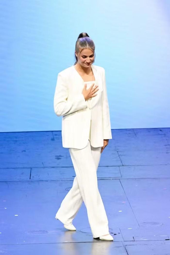 Leonor đặc biệt hợp với blazer, suit và quần cắt may gọn gàng. Các chuyên gia thời trang Tây Ban Nha nhận xét suit gần như đã trở thành “đồng phục biểu tượng” của cô trong những sự kiện quan trọng, giúp tạo cảm giác trưởng thành và quyền lực mà không quá già dặn. Ảnh: Getty Images