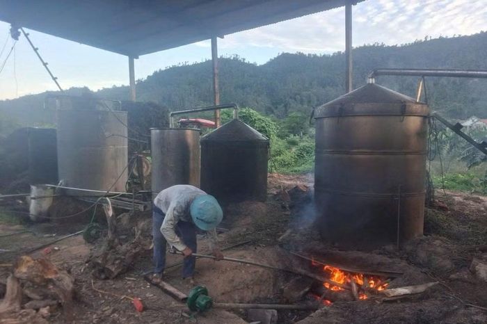 Lò sơ chế tinh dầu ở xã Vạn An.