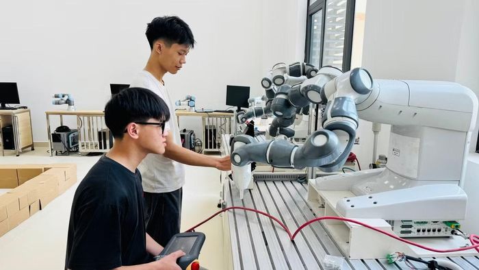 Sinh viên học tập trong phòng robot của Trường ĐH Công nghệ (ĐH Quốc gia Hà Nội). Ảnh: NGHIÊM HUÊ
