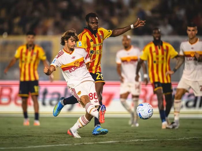  Chỉ cao 1,68 m nhưng tiền vệ 19 tuổi Rodrigo Mora có khả năng va chạm với những cầu thủ già dặn và to lớn hơn nhiều. 