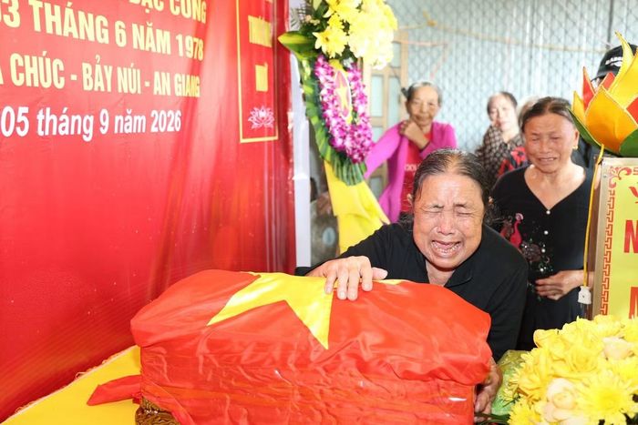 Bà Chu Thị Miện, vợ liệt sĩ Phan Hồng Viêm, bật khóc khi được người thân dìu đến bên chồng sau 48 năm xa cách.