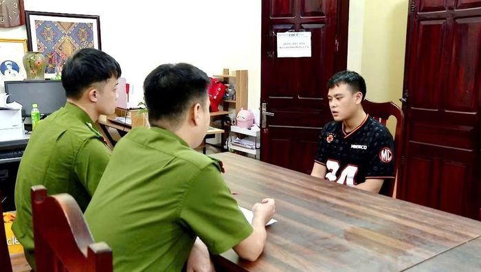 Đối tượng Nguyễn Văn Hậu cầm đầu đường dây lừa đảo.
